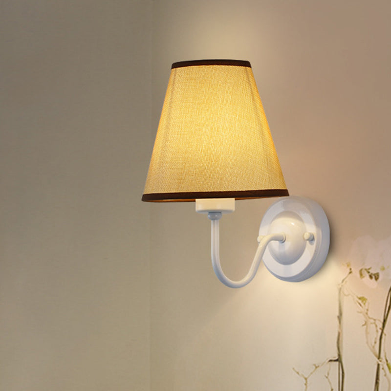 Hjemix | Svart/Brun/Beige Keglevegglampe Nordisk 1-lys Stoffveggbelysning med Buet Arm i Svart/Hvit