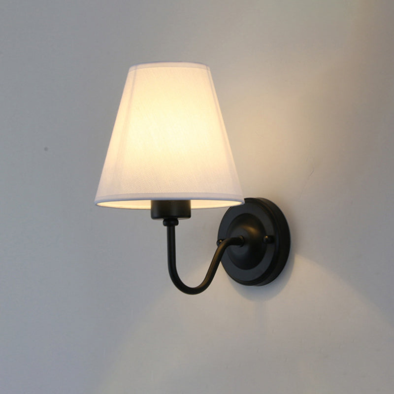 Hjemix | Svart/Brun/Beige Keglevegglampe Nordisk 1-lys Stoffveggbelysning med Buet Arm i Svart/Hvit