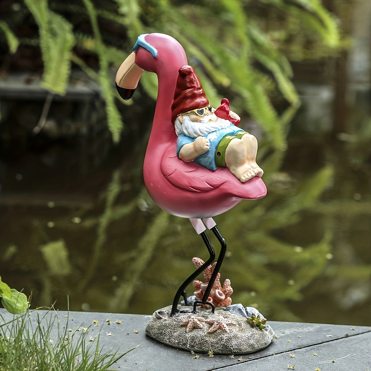 Hjemix | Flamingo avslappende hagegnom statue
