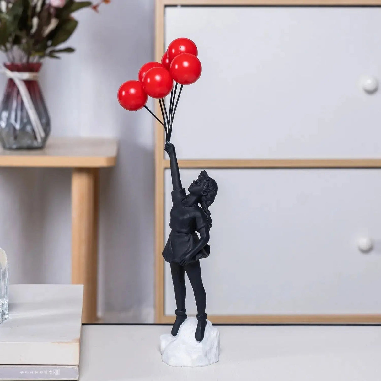 Hjemix | Banksy flygende ballongjente statue