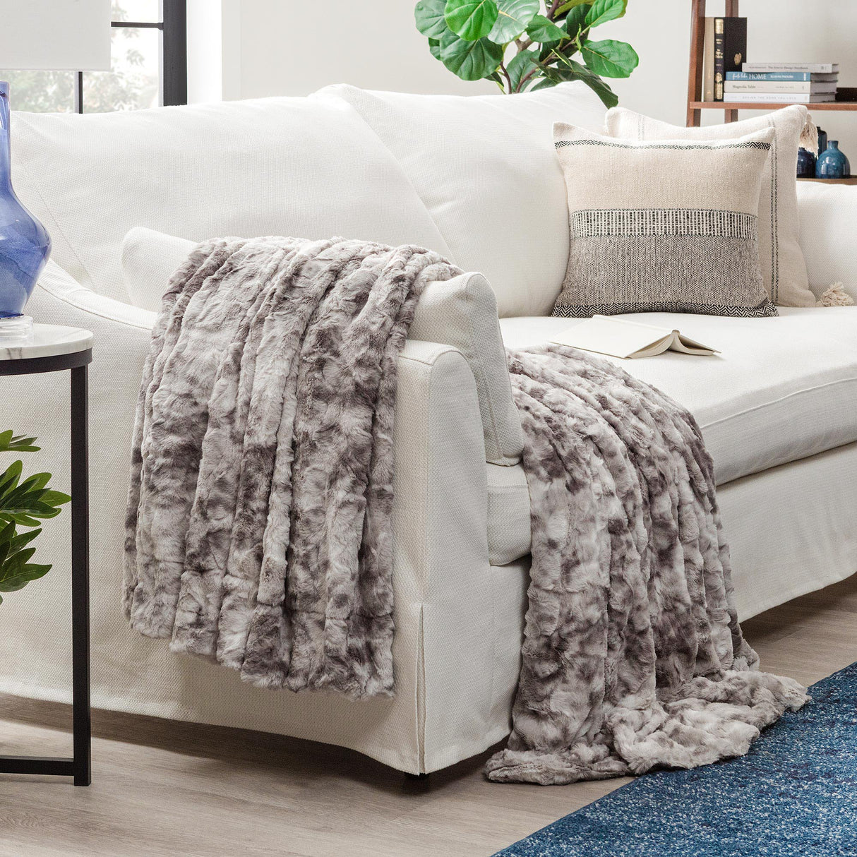 Hjemix | Dobbeltsidig oversized ulv faux fur kastepledd