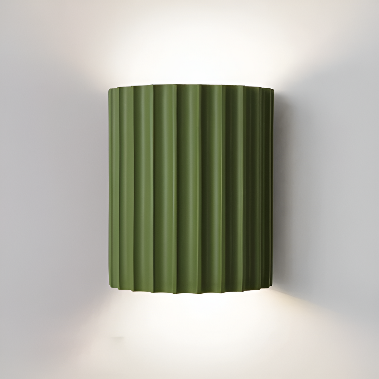 Hjemix | Stripete LED vegglampe laget av harpiks for en moderne nordisk atmosfære