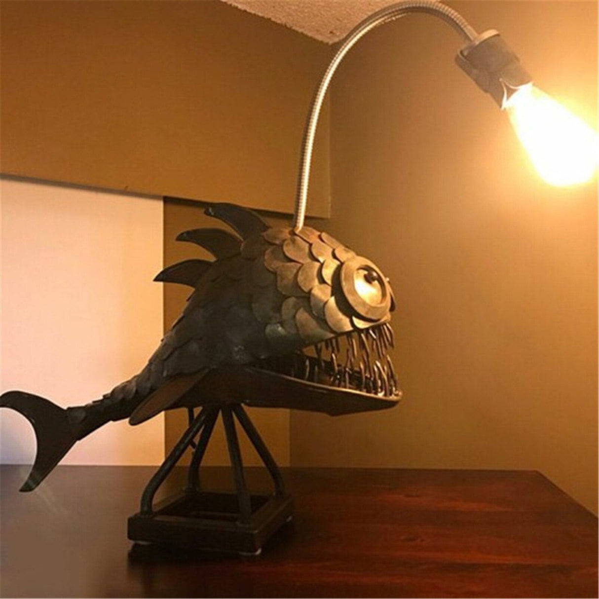 Hjemix | Retro Bordlampe Anglerfisk Lys med Fleksibelt Lamp Hode Kunstneriske Bordlamper for Hjem Bar Café Hjem Kunst Dekorative Ornamenter