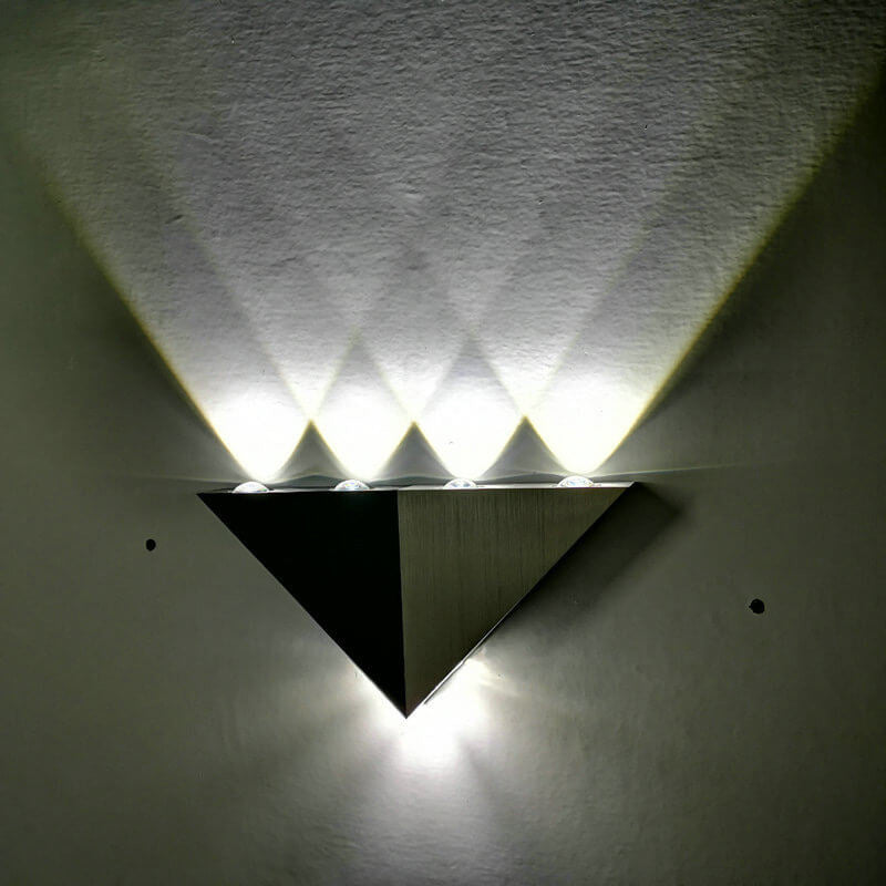 Hjemix | TriLumina Prism LED Vegglampe | Kreativ Pyramide Design | Aluminium & Akryl | Fargede Lysalternativer