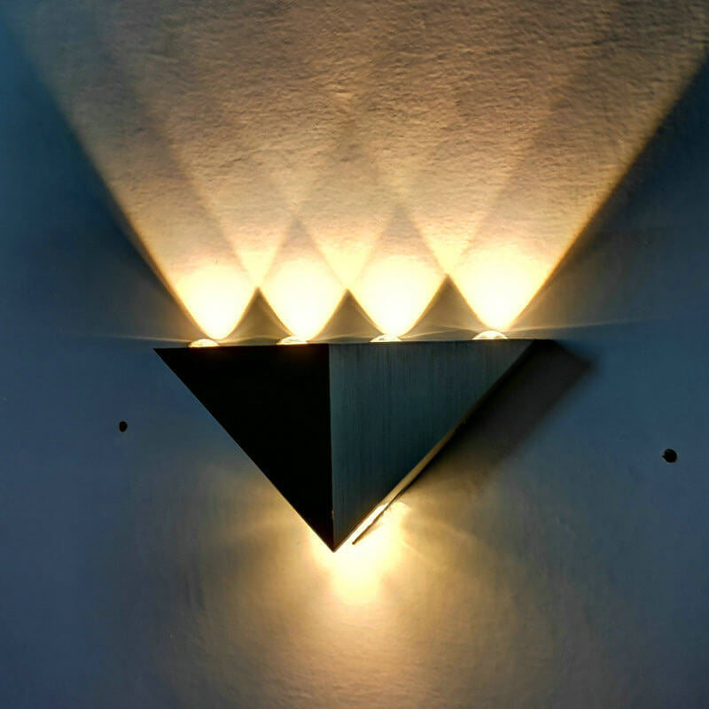 Hjemix | TriLumina Prism LED Vegglampe | Kreativ Pyramide Design | Aluminium & Akryl | Fargede Lysalternativer