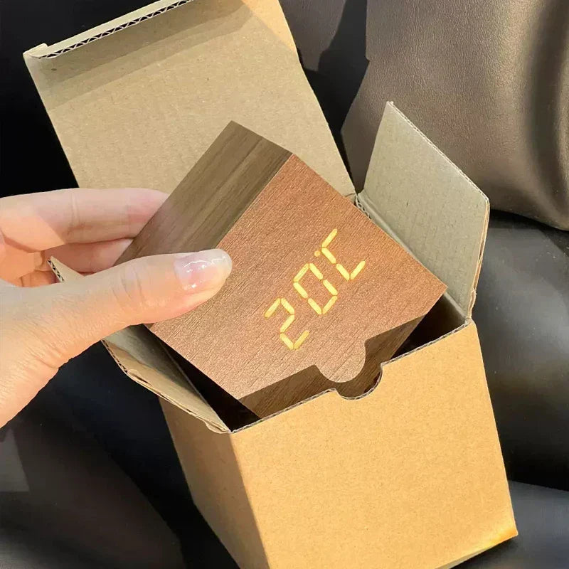 Hjemix | Tre LED Vekkerklokke med Temperaturvisning, Digital Tidsvisning og Minimalistisk Design – Perfekt for Soverom og Kontor