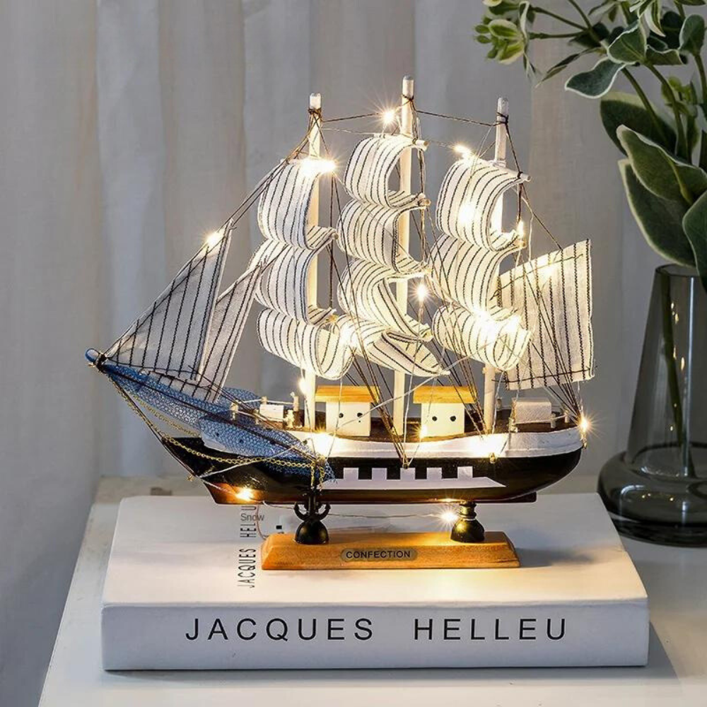 Hjemix | Royaleva Nordic Wood Sailboat Sculpture - LED-belyst dekorativt stykke, batteridrevet