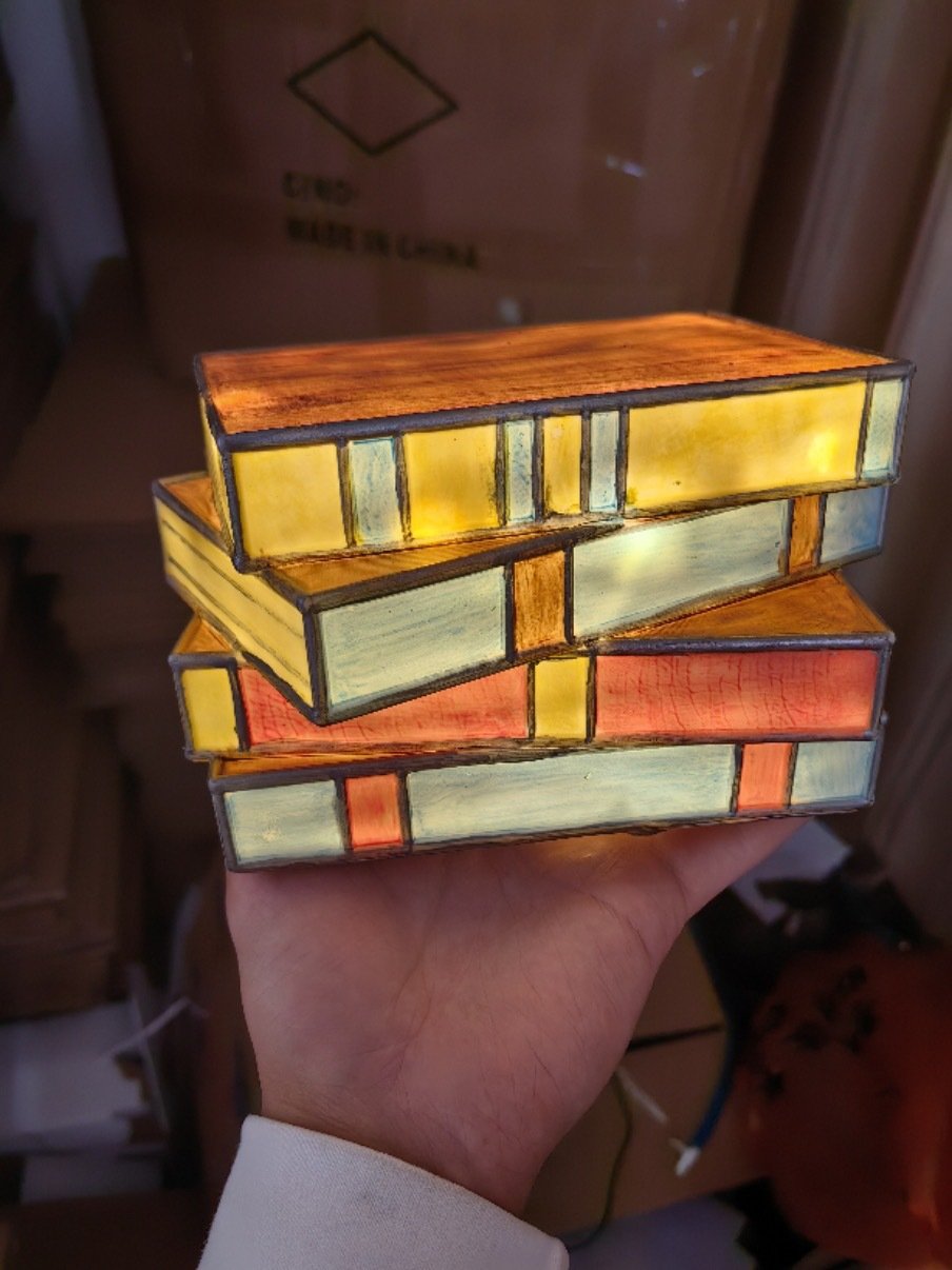 Hjemix | Flekket Plast Stablede Bøker Lampe