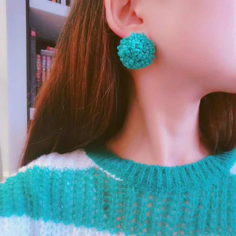 Hjemix | Lys og morsom håndlaget multicolor perle pompom stud øredobber