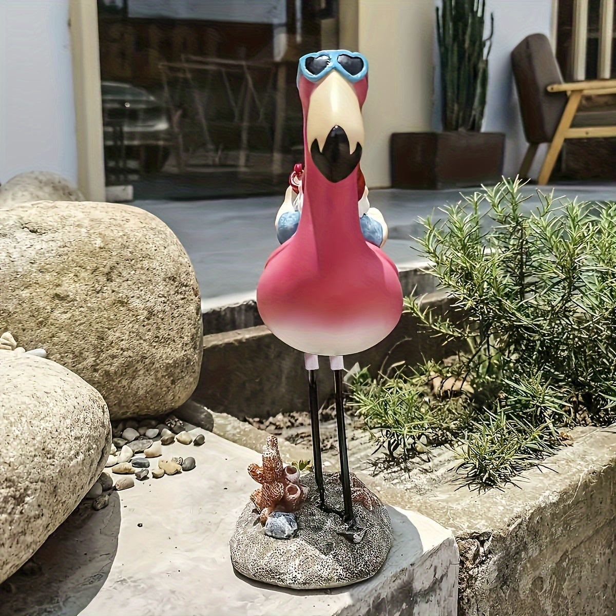 Hjemix | Flamingo avslappende hagegnom statue