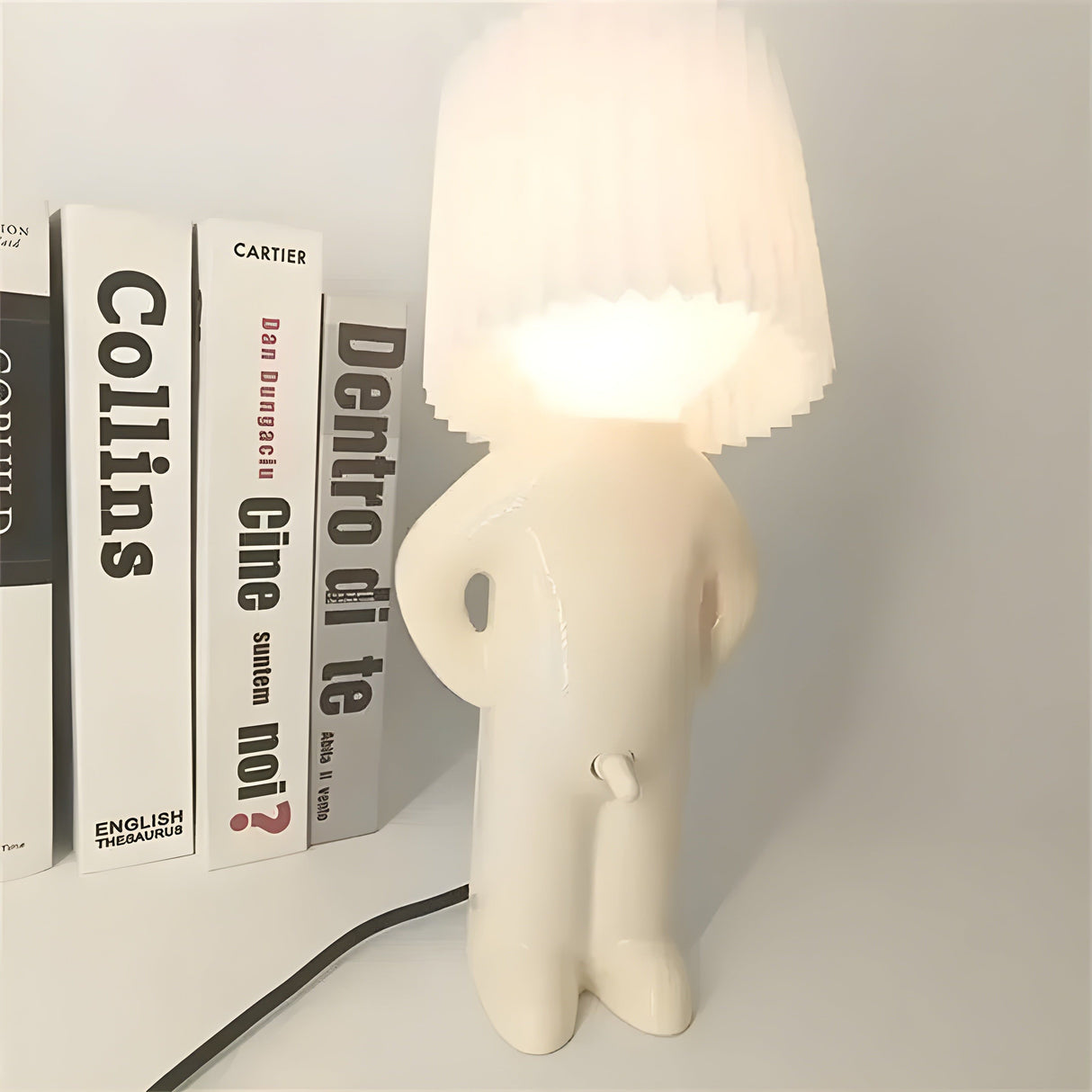 Hjemix | Sassy Boy Creative Table Lamp – Unik belysning for soverom og stue