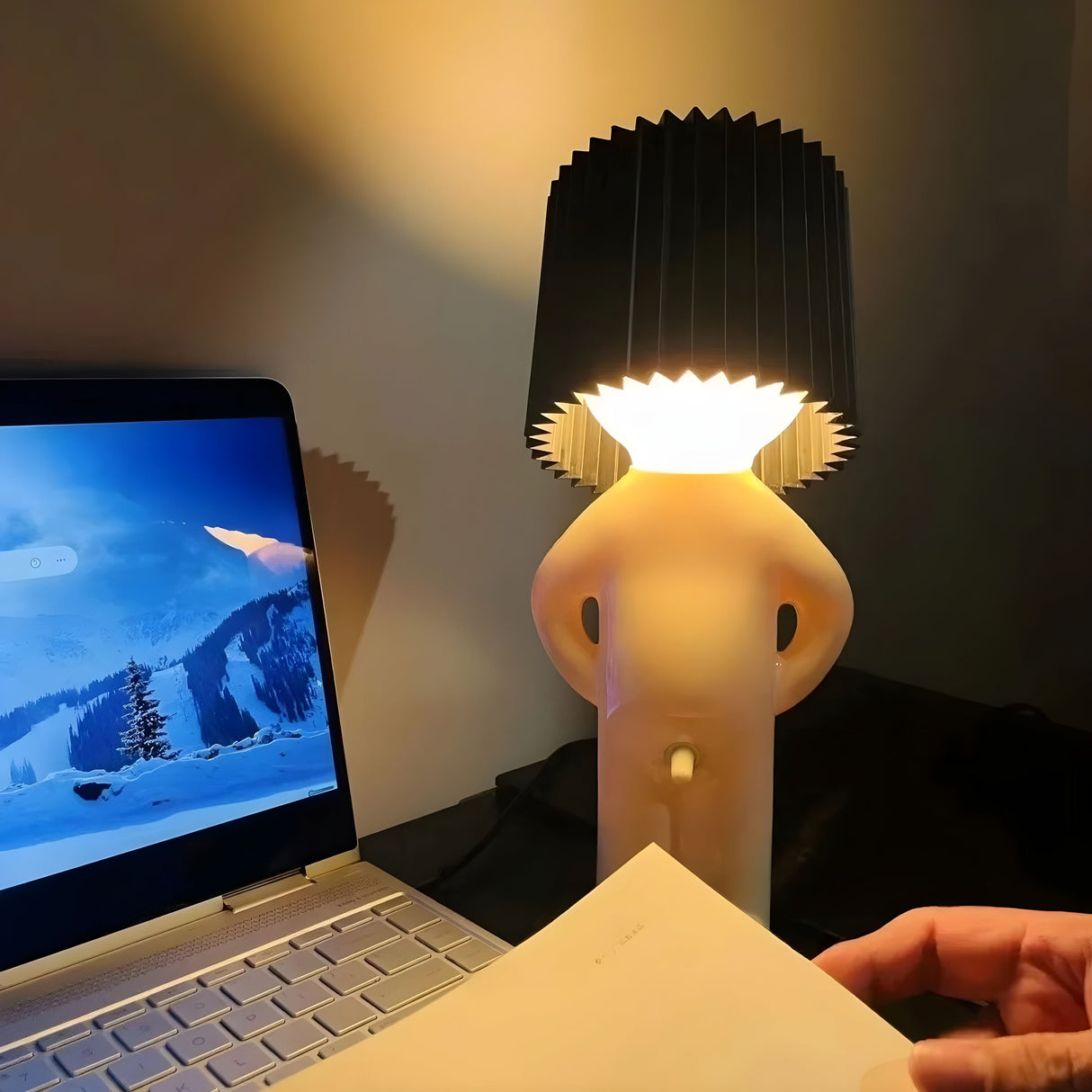 Hjemix | Sassy Boy Creative Table Lamp – Unik belysning for soverom og stue