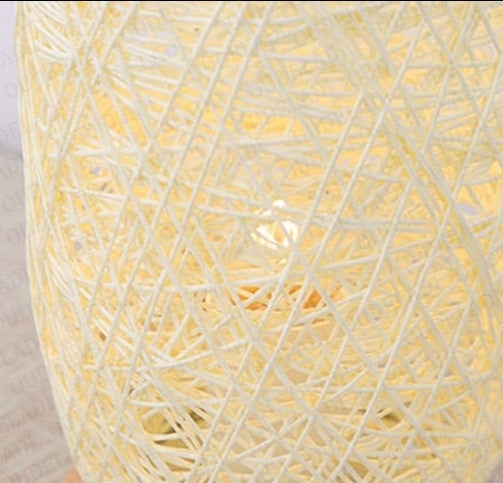 Hjemix | Bordlampe laget av rotangtre