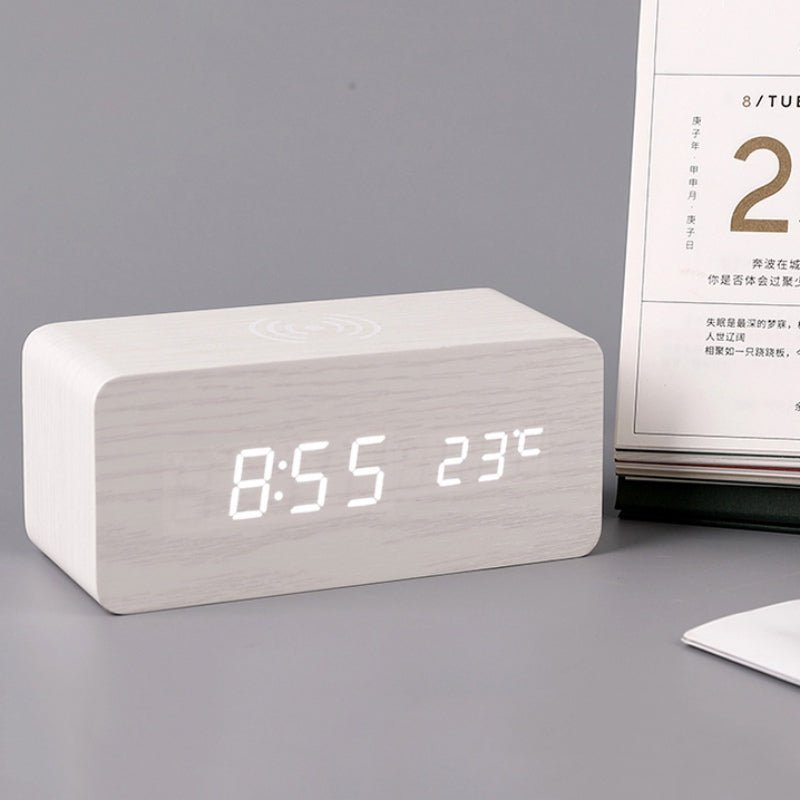 Hjemix | Wood Electric Alarm Clock med trådløs ladeplate