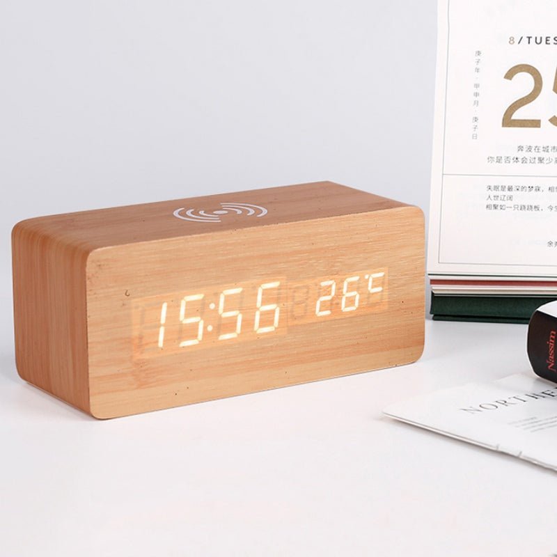 Hjemix | Wood Electric Alarm Clock med trådløs ladeplate