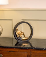Hjemix | Lesende Jentestatue