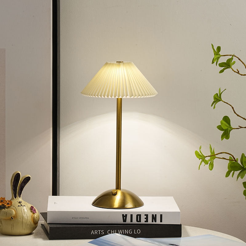 Hjemix | Moderne skandinavisk oppladbar jernstoff cone plisserte LED bordlampe for nattbord