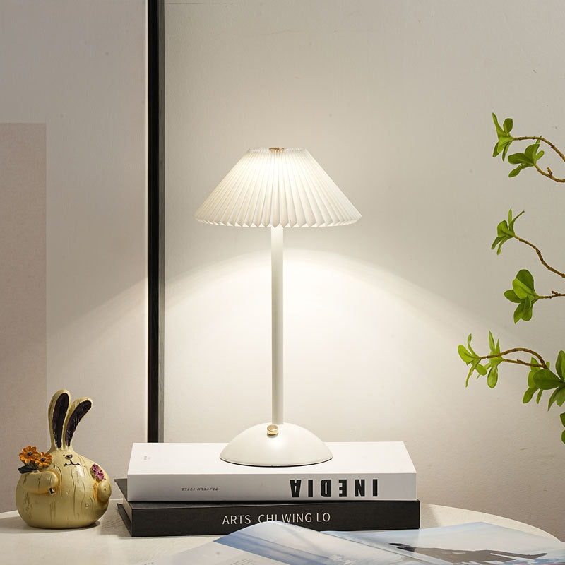 Hjemix | Moderne skandinavisk oppladbar jernstoff cone plisserte LED bordlampe for nattbord