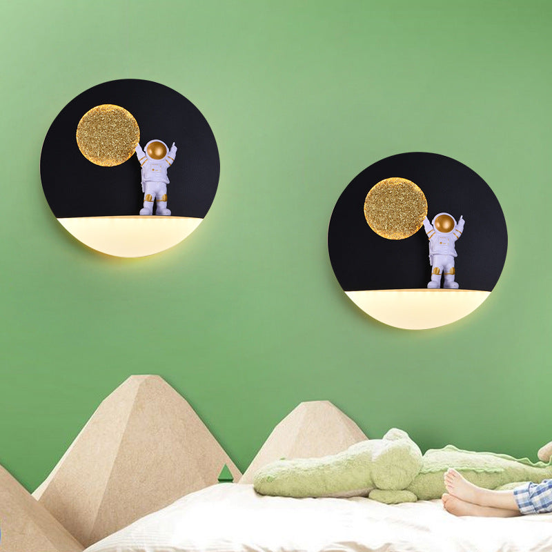 Hjemix | Moderne Kreativ Jern Harpiks Rund Astronaut LED Vegglampe for Soverom