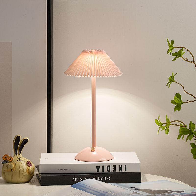 Hjemix | Moderne skandinavisk oppladbar jernstoff cone plisserte LED bordlampe for nattbord