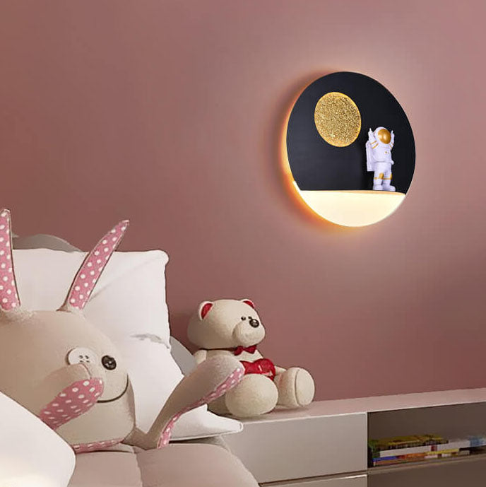 Hjemix | Moderne Kreativ Jern Harpiks Rund Astronaut LED Vegglampe for Soverom