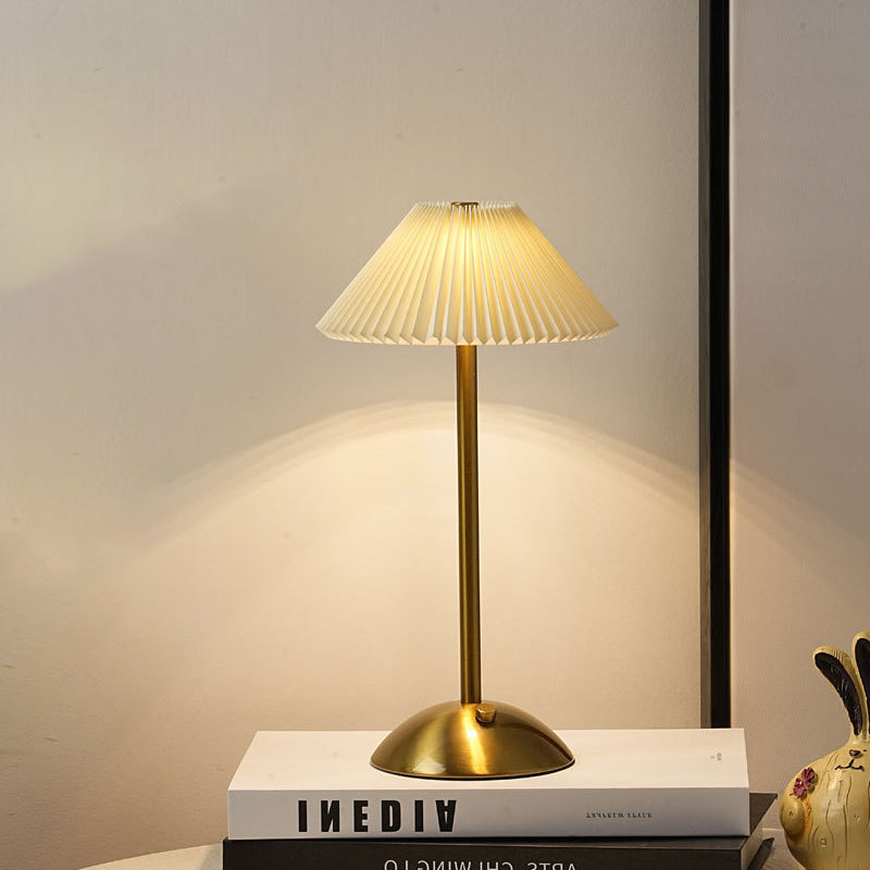 Hjemix | Moderne skandinavisk oppladbar jernstoff cone plisserte LED bordlampe for nattbord