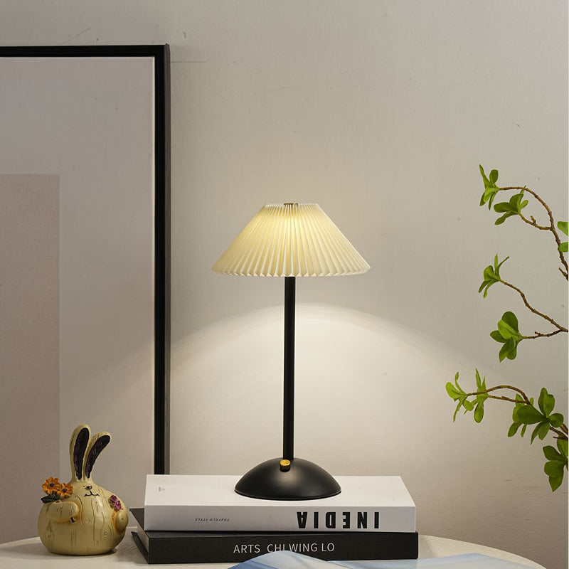 Hjemix | Moderne skandinavisk oppladbar jernstoff cone plisserte LED bordlampe for nattbord