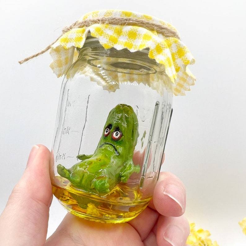 Hjemix | Grumpy Pickle in a Jar Skulptur