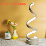 Hjemix | Modern Spiral Table Lamp – Kreativ LED Skrivebordslampe med Mild Varme Lys, Perfekt for Soverom, Stue, og Studie Dekor