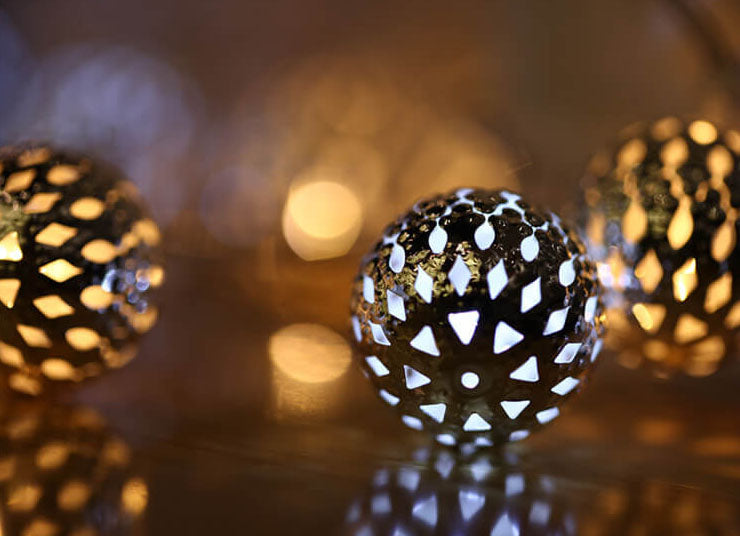 Hjemix | Solfylte Lyskuler Marokanske Kuler Fargerike LED Julelys Jernkuler Dekorasjon Utendørs Lyskjetting