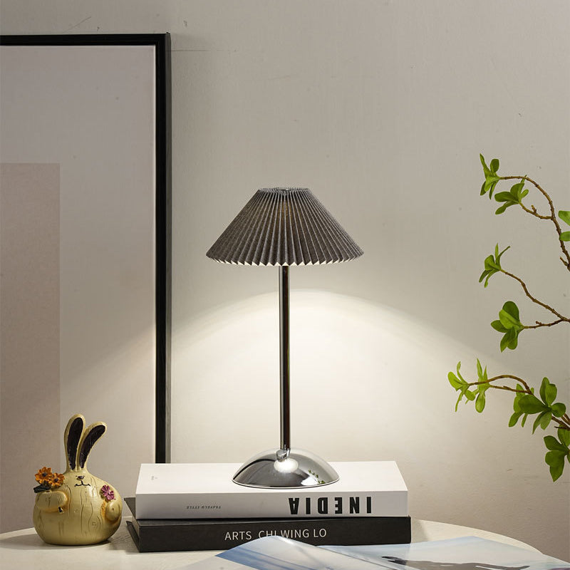 Hjemix | Moderne skandinavisk oppladbar jernstoff cone plisserte LED bordlampe for nattbord