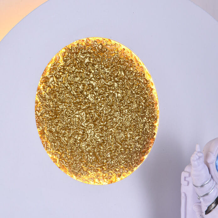 Hjemix | Moderne Kreativ Jern Harpiks Rund Astronaut LED Vegglampe for Soverom