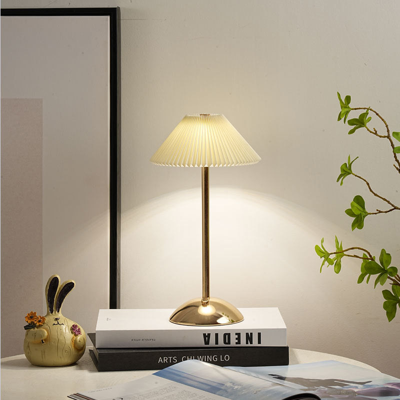 Hjemix | Moderne skandinavisk oppladbar jernstoff cone plisserte LED bordlampe for nattbord