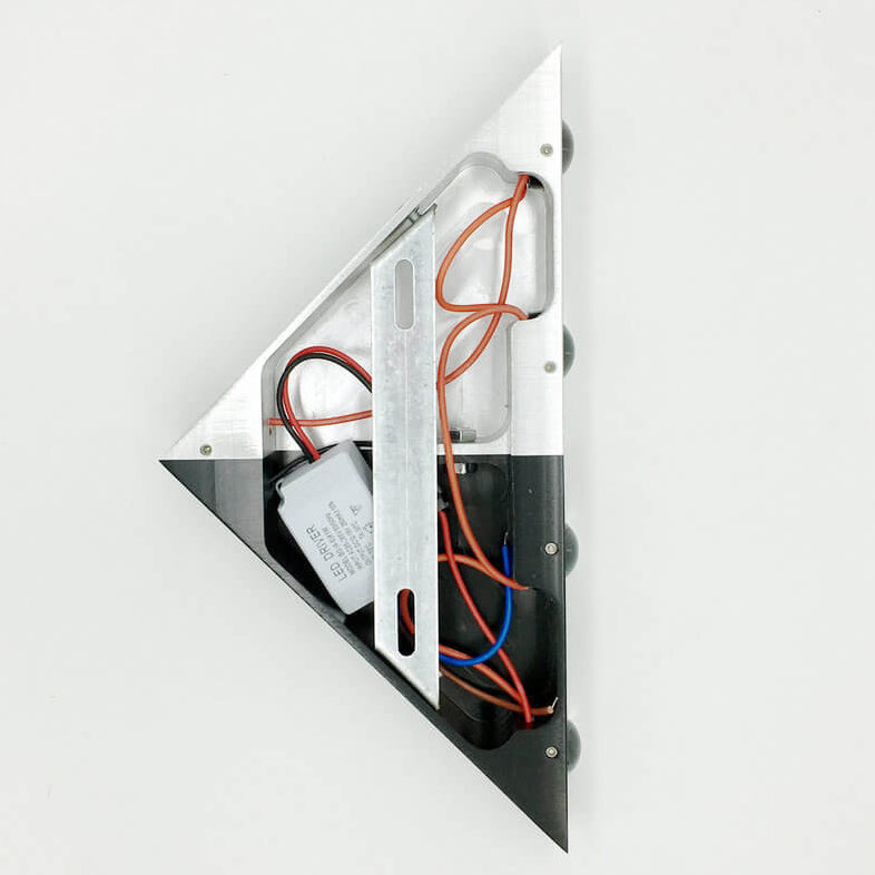 Hjemix | TriLumina Prism LED Vegglampe | Kreativ Pyramide Design | Aluminium & Akryl | Fargede Lysalternativer