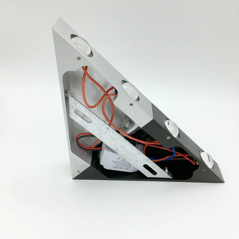 Hjemix | TriLumina Prism LED Vegglampe | Kreativ Pyramide Design | Aluminium & Akryl | Fargede Lysalternativer