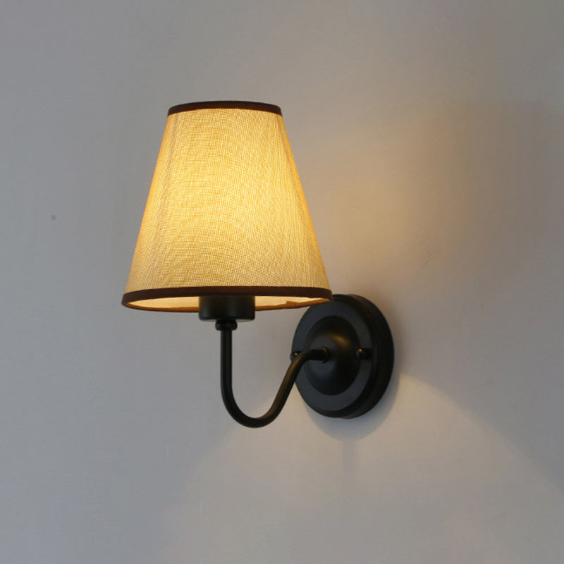 Hjemix | Svart/Brun/Beige Keglevegglampe Nordisk 1-lys Stoffveggbelysning med Buet Arm i Svart/Hvit