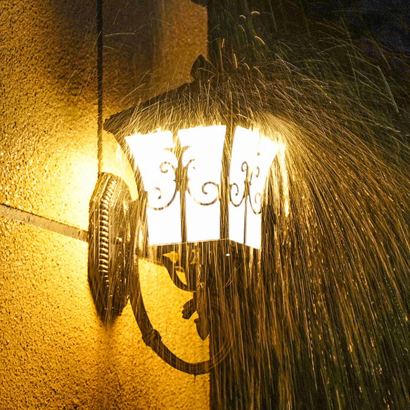 Hjemix | Frosted Glass Curved Lantern Wall Light Tradisjonell Terrasse Lite/Stort Solcelle LED Vegglampe i Svart/Messing