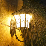 Hjemix | Frosted Glass Curved Lantern Wall Light Tradisjonell Terrasse Lite/Stort Solcelle LED Vegglampe i Svart/Messing