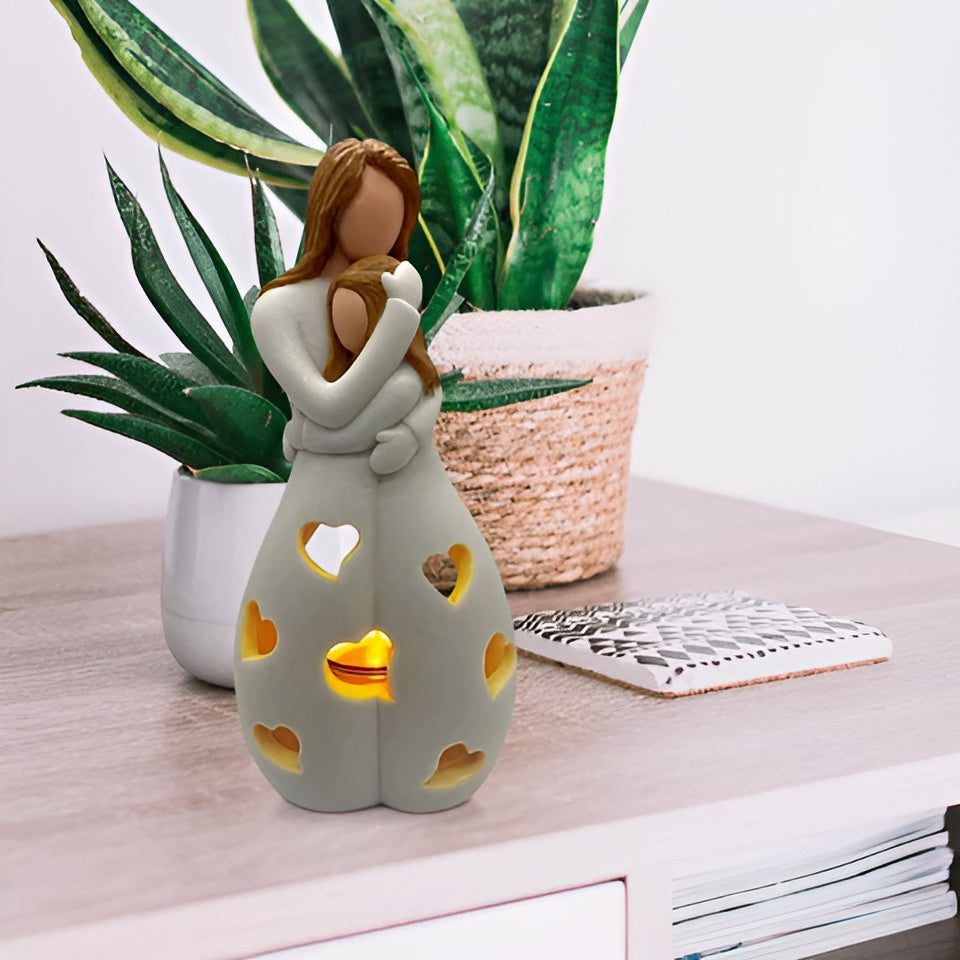 Hjemix | Omfavne Mor Datter Figur Flammende Lysestake - LoveGlow