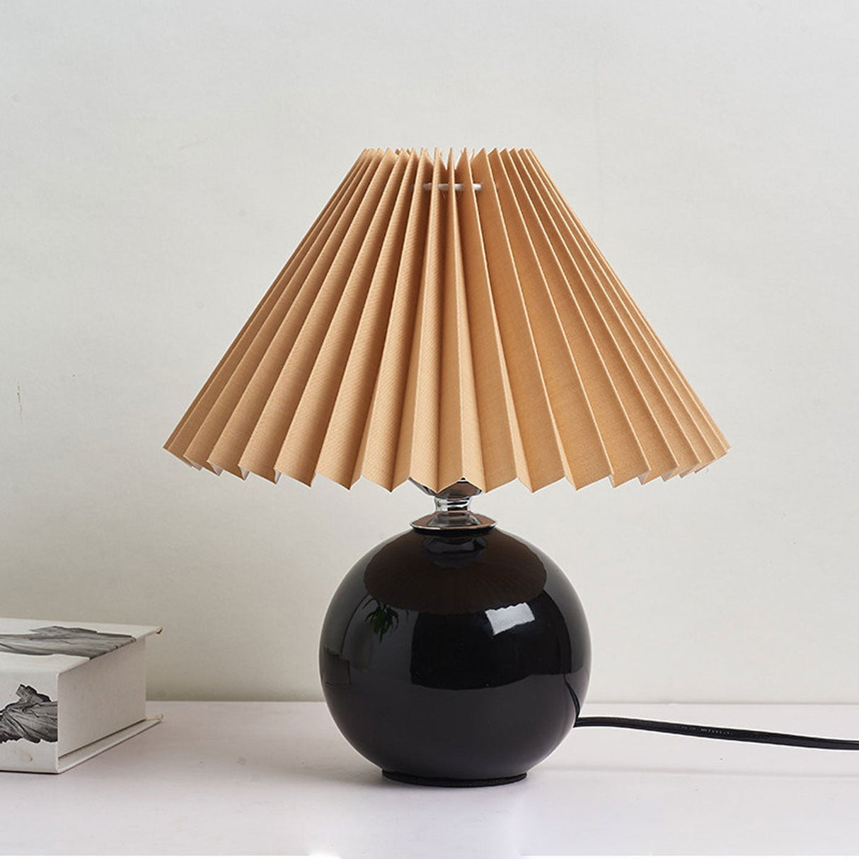 Hjemix | Nordisk minimalistisk 1-lampe bordlampe laget av keramikk med folder