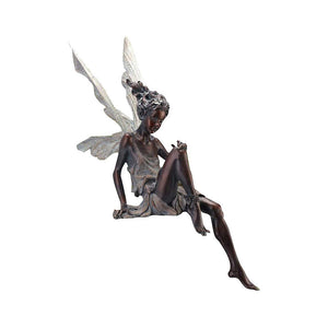 Hjemix | Statue av sittende fe i hagen