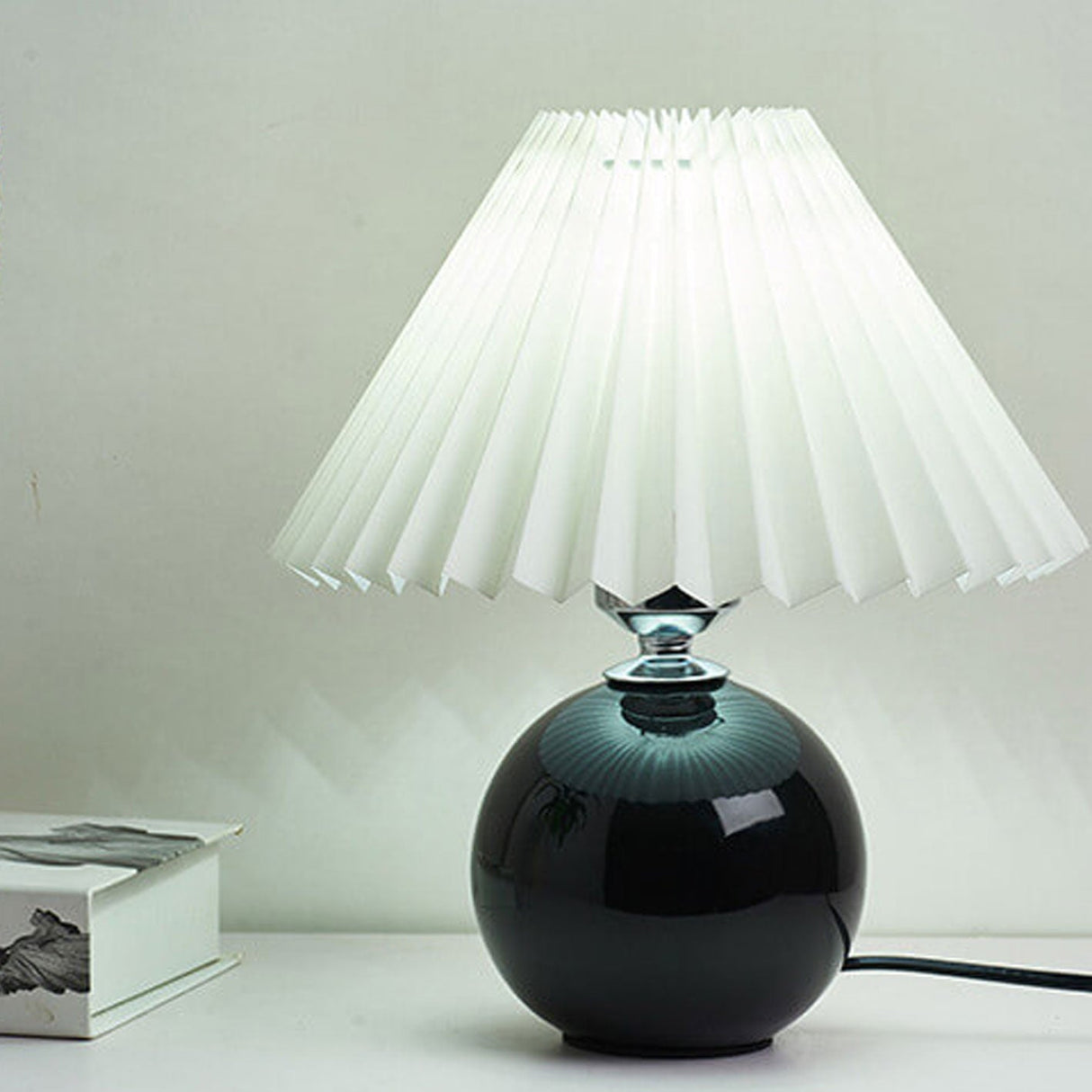 Hjemix | Nordisk minimalistisk 1-lampe bordlampe laget av keramikk med folder