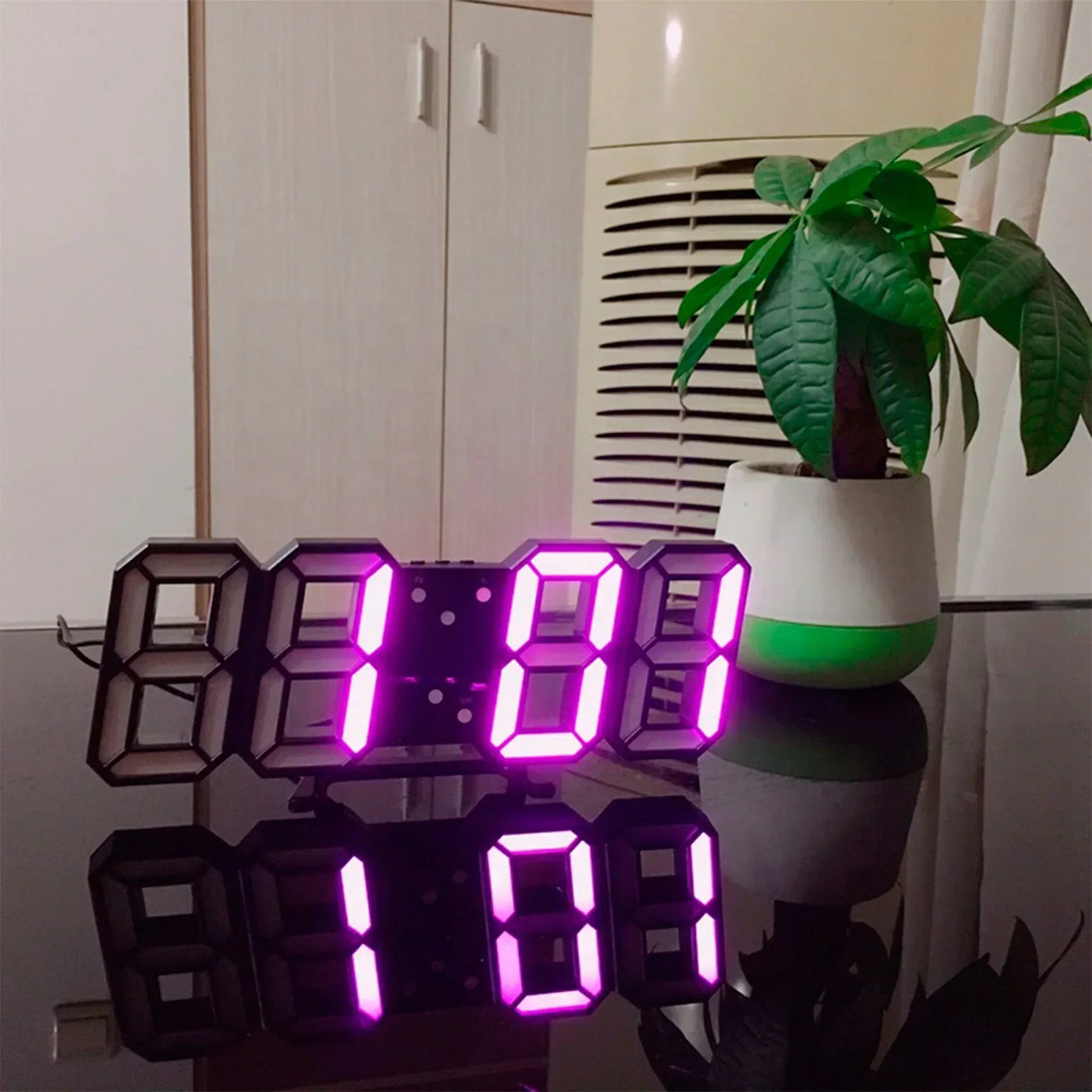 Hjemix 3D LED Veggklokke | Moderne Digital Klokke | Dimmbar LED Lys | Stilfull Veggdekor