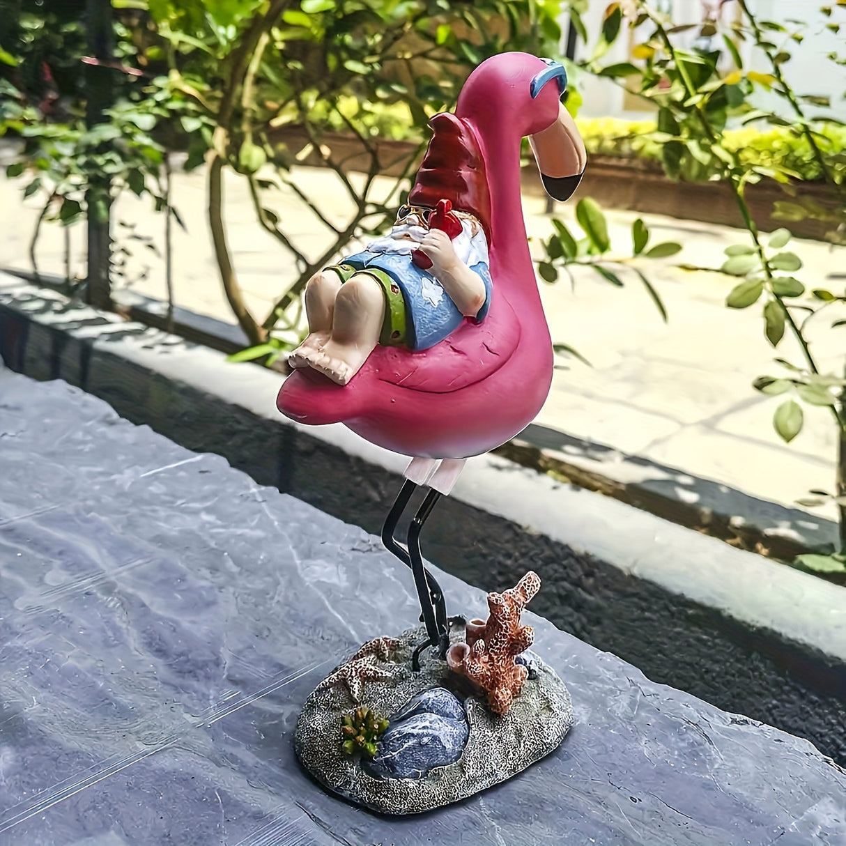 Hjemix | Flamingo avslappende hagegnom statue