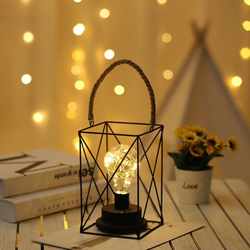 Hjemix | Moderne Minimalist Vertikale Stripete Firkantrund Jern LED Bordlampe For Stue