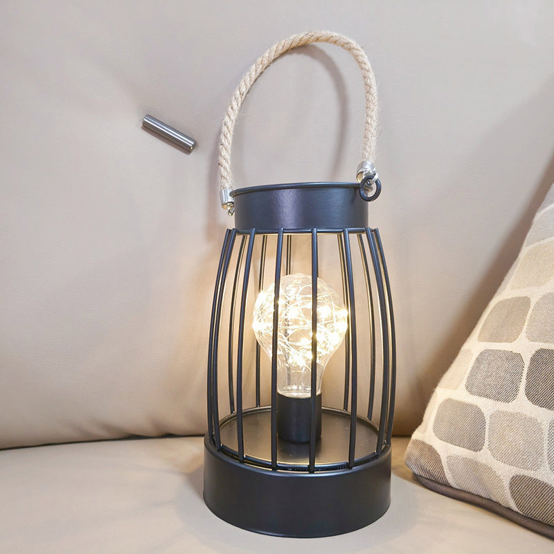 Hjemix | Moderne Minimalist Vertikale Stripete Firkantrund Jern LED Bordlampe For Stue