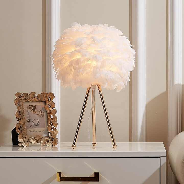 Hjemix | Blossom Bordlampe – Elegant Fjærdesign med Dimbar Lys