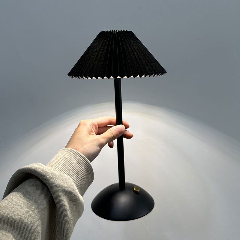 Hjemix | Moderne skandinavisk oppladbar jernstoff cone plisserte LED bordlampe for nattbord