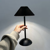 Hjemix | Moderne skandinavisk oppladbar jernstoff cone plisserte LED bordlampe for nattbord