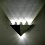 Hjemix | TriLumina Prism LED Vegglampe | Kreativ Pyramide Design | Aluminium & Akryl | Fargede Lysalternativer